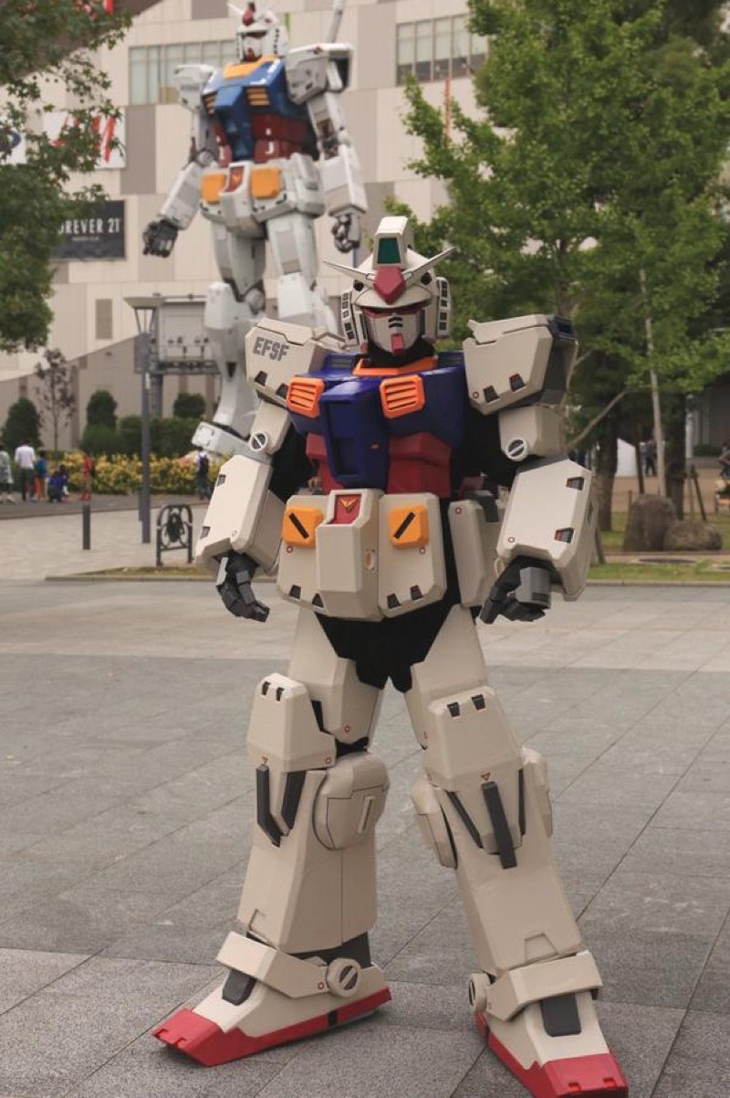 Illustration for article titled Damn, This Gundam Cosplay Is Clever